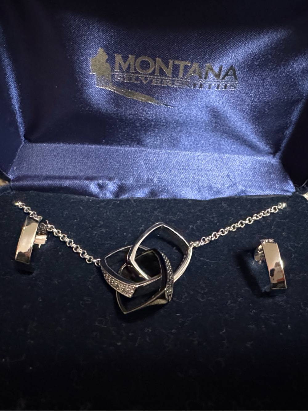 Rare, nwot, Montana Silversmiths Black & Silver Interlock Necklace/earrings set